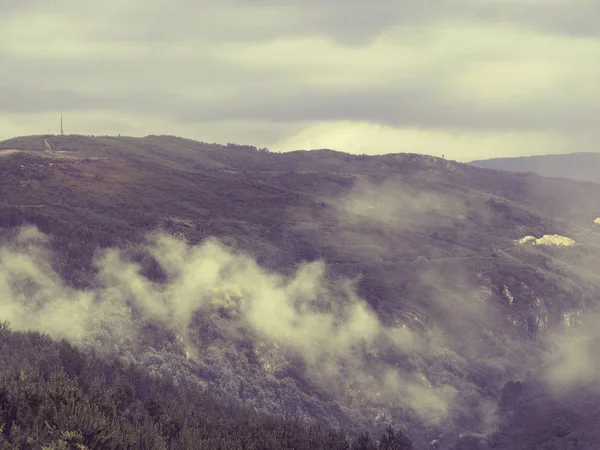 Naturaleza Norte de Portugal campos y montañas en la niebla. Atmosférico — Foto de Stock