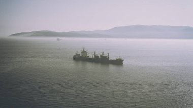 Afrika ve Avrupa arasında Cebelitarık Boğazı gemi günbatımı üzerinde