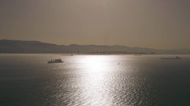 Afrika ve Avrupa arasında Cebelitarık Boğazı gemi günbatımı üzerinde