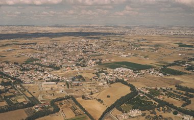 Şehrin üzerinde günbatımında Kıbrıs'ta iniş uçak