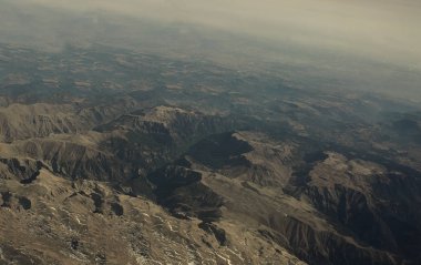 Türkiye Mountain view yukarıdan. Uçak günbatımı, dağlar başında