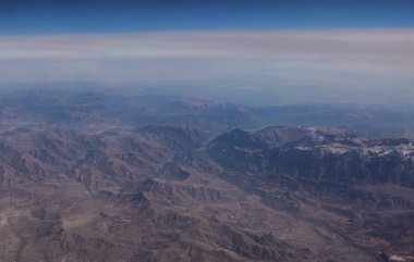 Türkiye Mountain view yukarıdan. Uçak günbatımı, dağlar başında