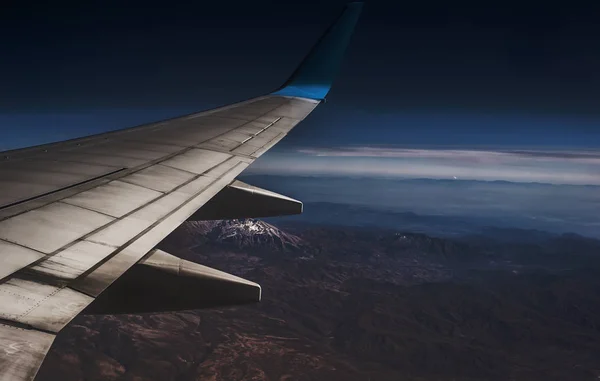 上からトルコ マウンテン ビュー。飛行機からの夕日で山の頂 — ストック写真