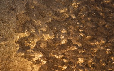 Olağandışı Frost'un üzerinde bir pencere gün batımında