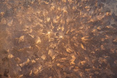 Olağandışı Frost'un üzerinde bir pencere gün batımında