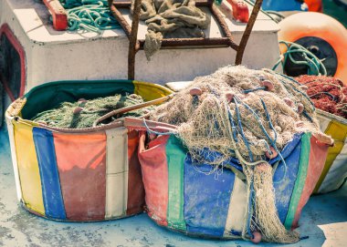 Balık ağı içinde bir balıkçı teknesi.