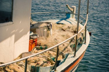 Balık ağı içinde bir balıkçı teknesi.