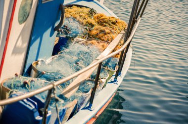Balık ağı içinde bir balıkçı teknesi.