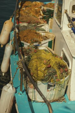 Balık ağı içinde bir balıkçı teknesi.