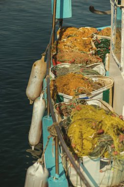 Balık ağı içinde bir balıkçı teknesi.