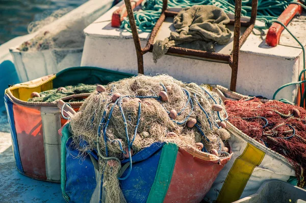 Balık ağı içinde bir balıkçı teknesi.
