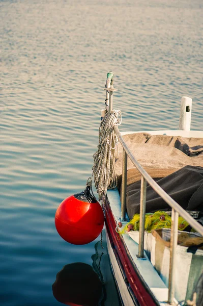Рыболовецкая сеть на рыбацкой лодке . — стоковое фото