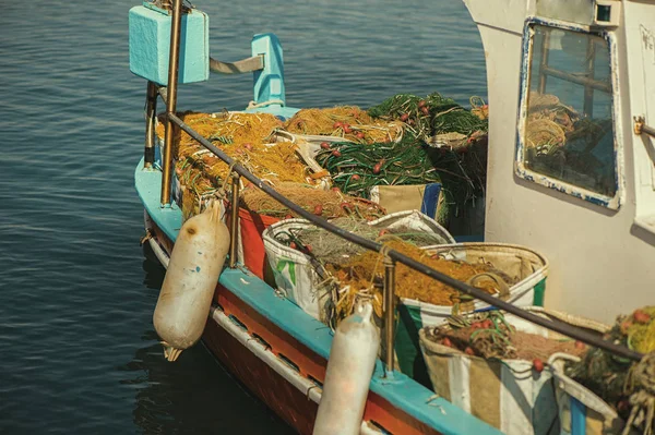 Balık ağı içinde bir balıkçı teknesi.