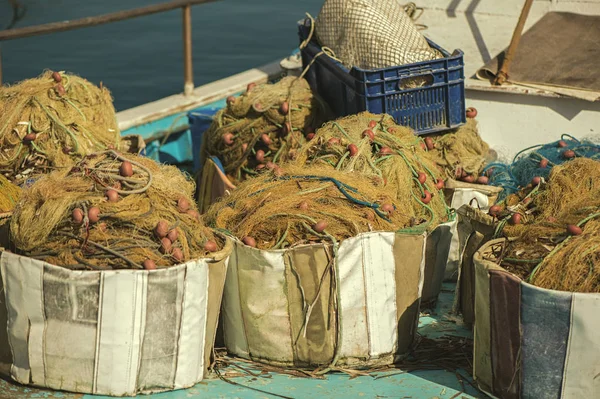 Balık ağı içinde bir balıkçı teknesi.