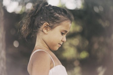  doğa üzerinde pembe balo salonu elbiseli küçük kız