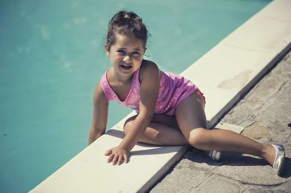 A menina brincando perto da piscina no verão — Fotografia de Stock
