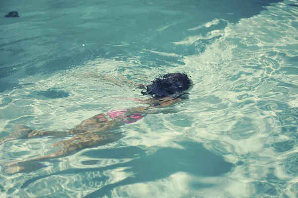 La petite fille jouant près de la piscine en été — Photo