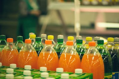 Bir süpermarkette büyük plastik şişelerde gazlı içecekler 