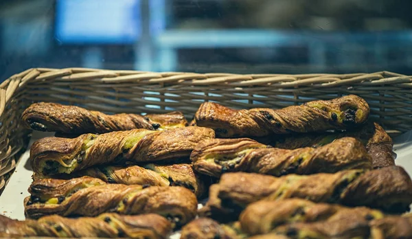 Bouffées sur étagère de supermarché — Photo