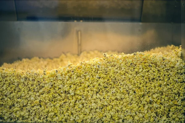 Popcorn i glasvitrin — Stockfoto