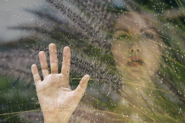 Dupla exposição uma mulher atrás da janela na chuva — Fotografia de Stock