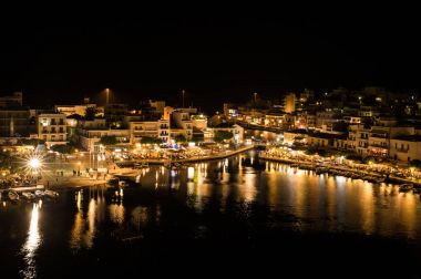 Agios Nikolaos Girit'teki Yunan Paskalya. Paskalya gece Voulismeni Gölü