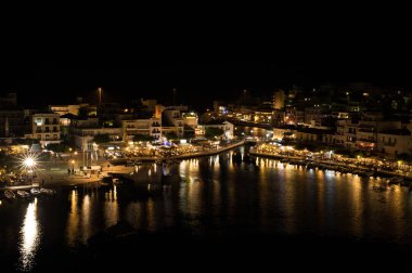 Agios Nikolaos Girit'teki Yunan Paskalya. Paskalya gece Voulismeni Gölü