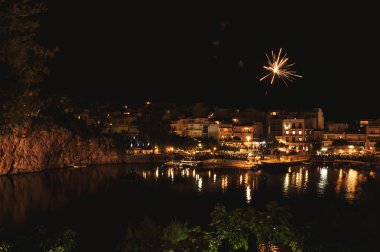 Agios Nikolaos Girit'teki Yunan Paskalya. Paskalya gece Voulismeni Gölü