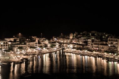 Agios Nikolaos Girit'teki Yunan Paskalya. Paskalya gece Voulismeni Gölü
