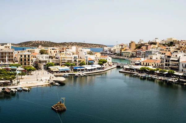 Semana Santa griega en Creta en Agios Nikolaos. Noche de Pascua en el lago Voulismeni —  Fotos de Stock