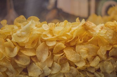 Bir sürü patates cipsi. Sarı patates cipsi arka plan olarak tuzlu..