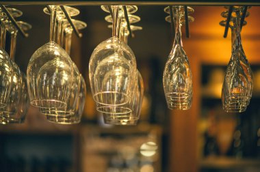 Gözlük şampanya asmak çubuğunun üstündeki çubuğu'nda sayaç. 