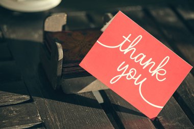 Kırmızı kart Cafe ahşap masa üzerinde yazıt sayesinde