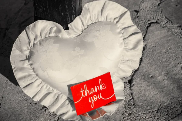 Postcard with the inscription Thank you on a red background on a white pillow in the form of a heart. The concept of relations — Stock Photo, Image