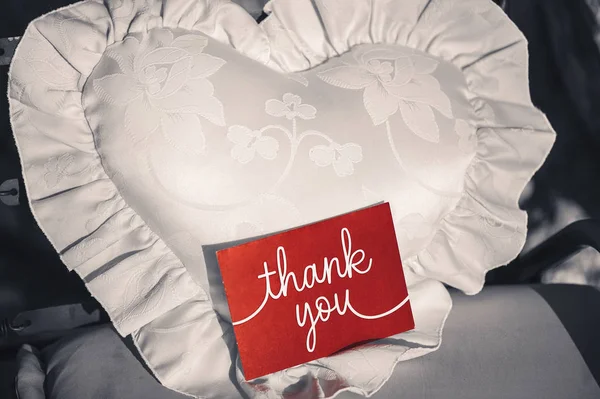 Pohlednice s nápisem Děkuji na červeném pozadí na bílém polštáři v podobě srdce. Koncept vztahů — Stock fotografie