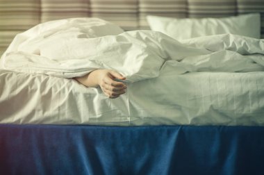 Gün batımında battaniyenin altında eller. 