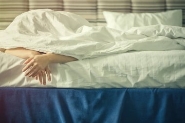 Gün batımında battaniyenin altında eller. 