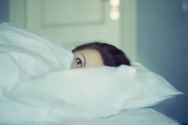 Ένα κορίτσι που βρίσκεται στο κρεβάτι δεν είναι δυνατό να πέσει κοιμισμένος σκέψης και όνειρα. Αϋπνία. Ψυχολογία — Φωτογραφία Αρχείου