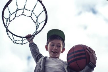 Atlama ve streetball, basketbol oynarken gol yapma küçük bir çocuk. Bir basketbol topu Ring'de atar. Spor kavramı