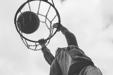Atlama ve streetball, basketbol oynarken gol yapma küçük bir çocuk. Bir basketbol topu Ring'de atar. Spor kavramı