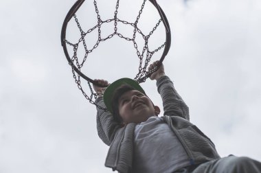 Atlama ve streetball, basketbol oynarken gol yapma küçük bir çocuk. Bir basketbol topu Ring'de atar. Spor kavramı
