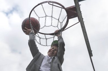 Atlama ve streetball, basketbol oynarken gol yapma küçük bir çocuk. Bir basketbol topu Ring'de atar. Spor kavramı