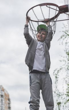 Atlama ve streetball, basketbol oynarken gol yapma küçük bir çocuk. Bir basketbol topu Ring'de atar. Spor kavramı