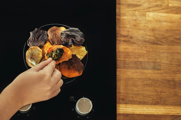 Les croustilles de légumes reposent sur une cuisinière électrique et cuisent. Préparation de croustilles aux légumes et pommes de terre — Photo