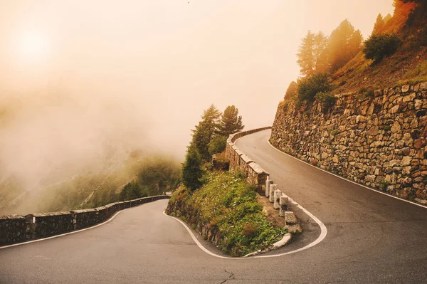 Dağlar ve bulutlar South Tyrol, İtalya'nın peyzaj. Stelvio Pass Road