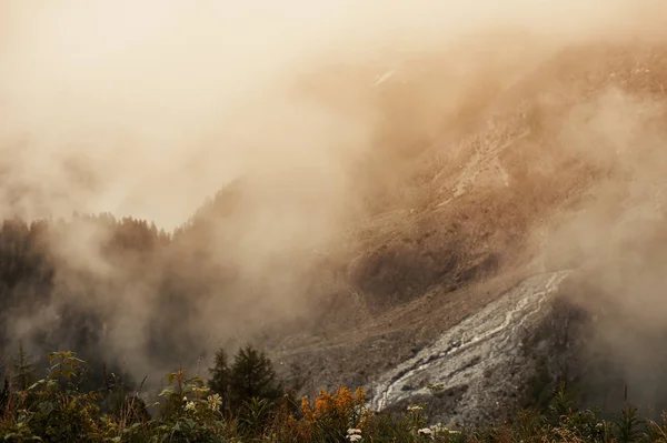 Paisaje de montañas y nubes del Tirol del Sur En Italia. Stelvio Pass Road — Foto de Stock