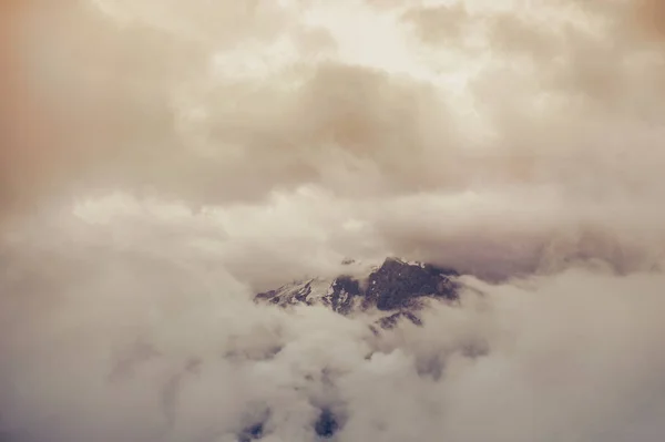 Paisaje de montañas y nubes del Tirol del Sur En Italia. Stelvio Pass Road — Foto de Stock