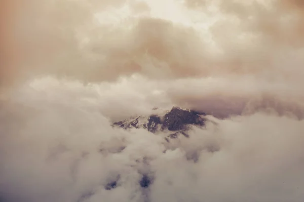 Paisaje de montañas y nubes del Tirol del Sur En Italia. Stelvio Pass Road — Foto de Stock