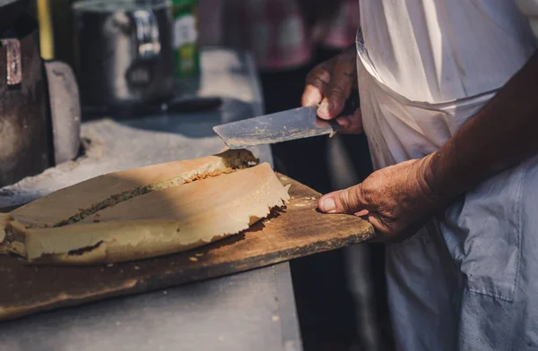 Bir adam içinde belgili tanımlık çarşı Çin mahallesini, Malezya bir pasta yemek pişiriyor. Sokak gıda. — Stok fotoğraf