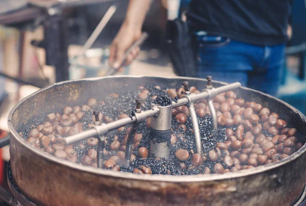 Castañas asadas con maquinaria tradicional en un vendedor en Kuala Lumpur, Malasia —  Fotos de Stock